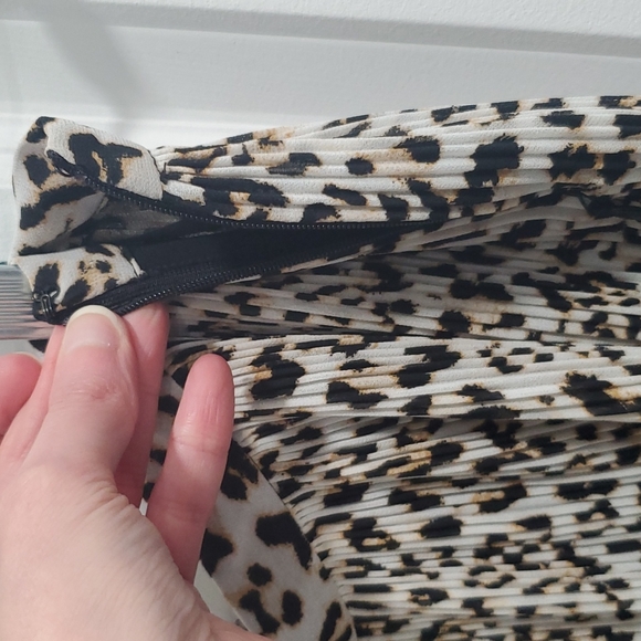 Banana Republic leopard pleated skirt - Picture 5 of 6